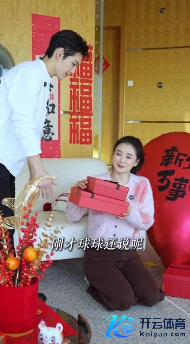 演员王艳和犬子嘱咐房屋迎元旦 子母温馨同框庆新年