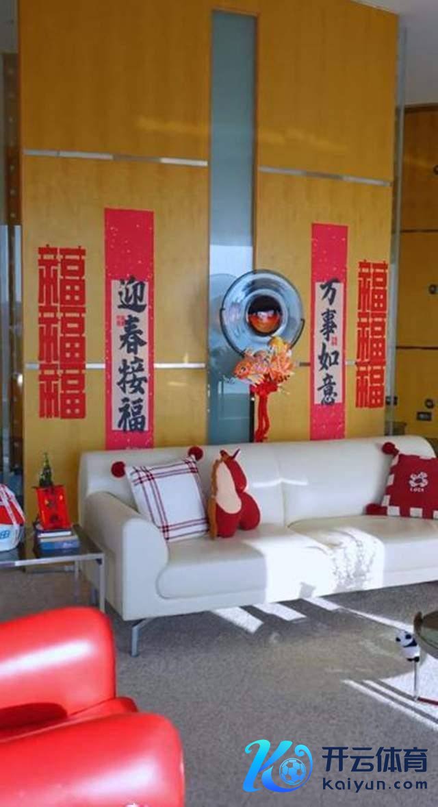 演员王艳和犬子嘱咐房屋迎元旦 子母温馨同框庆新年