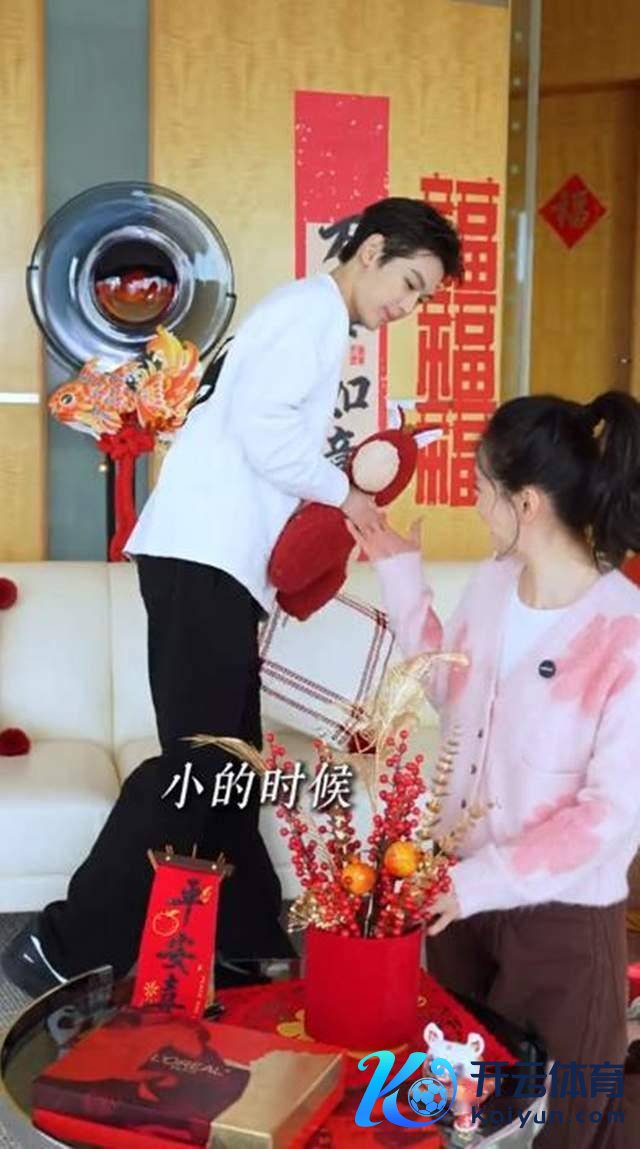 演员王艳和犬子嘱咐房屋迎元旦 子母温馨同框庆新年