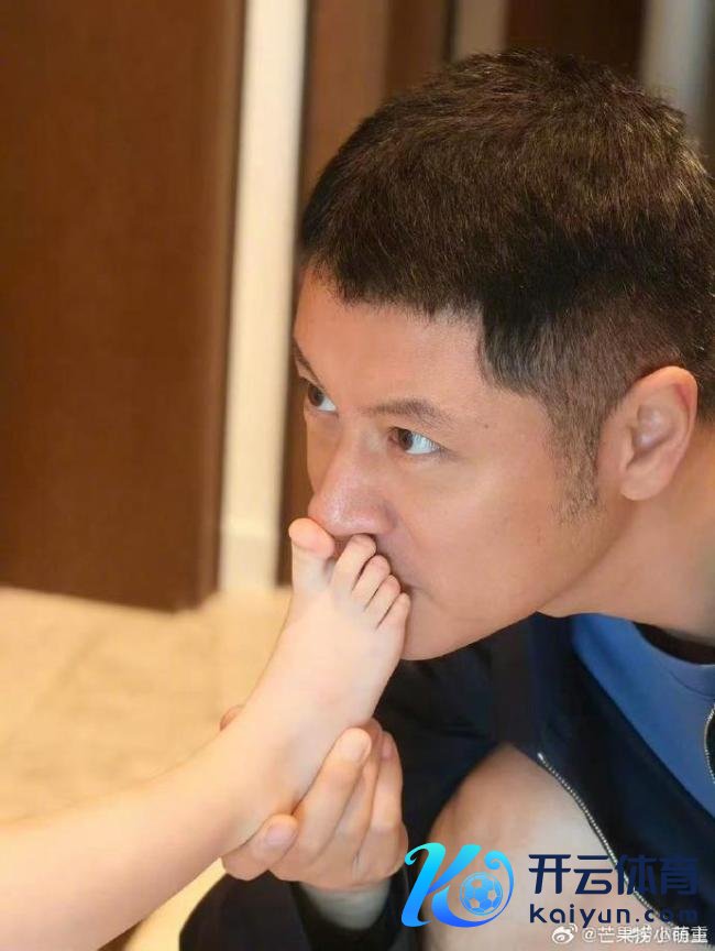 任重亲男儿脚丫 硬核宠女冲上热搜